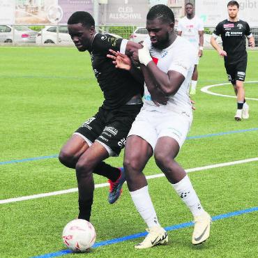 Einfach ärgerlich - Wohlens Amara Junior Cissé (rechts) gegen Black-Stars-Stürmer Georgino M’Vondo-Ze. Letzterer verpasst mit seinem Tor zum 2:2-Ausgleich den Freiämtern einen bitteren Nackenschlag. Bild: Josip Lasic
