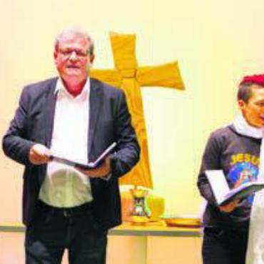 Schnapszahlengottesdienst - Die Teilnehmenden genossen einen besonderen Gottesdienst mit Lichtspiel und Musik. Bild: zg