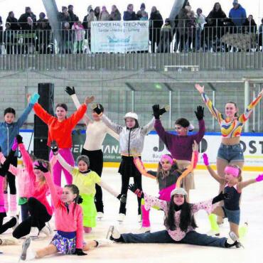 Unangenehme Finanzsituation - Die Eishalle ist begehrte Sport- und Freizeitstätte wie beim Schaulaufen des Eislaufclubs Wohlen (Bild), aber finanziell ist die Lage weiterhin eher betrüblich. Bild: Monica Rast