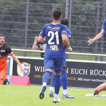 Eine Gala, die erstaunt - 29. Minute. Der Bann ist gebrochen: Noah Jappert (Mitte) jubelt über sein Tor zum 1:0. Schötz ist bedient und findet nicht mehr zurück in die Partie. Bilder: Stefan Sprenger