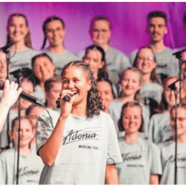 Es werden Gastfamilien gesucht - Der Adonia-Teens-Chor ist mit dem Musical «Rehab» im Casino zu Gast. Bild: zg