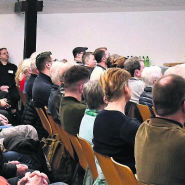 Gas hat weiterhin eine Zukunft - Grosses Interesse, drei Infoveranstaltungen der ibw waren beinahe ausverkauft: Drilon Bajrami, Bereichsleiter Energievertrieb, orientierte über die wichtigsten Neuerungen. Bild: Daniel Marti