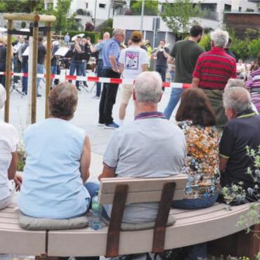 Feuertaufe für den Dorfplatz - Die Halbrundbänke wurden zu geselligen Arenen. Bild: as