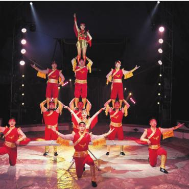 Zwei Zirkuswelten verbinden - Im diesjährigen Programm des Zirkus Stey treten viele Artisten und Artistinnen auf, die am mongolischen Staatszirkus ausgebildet wurden. Bild: Alexander Leumann