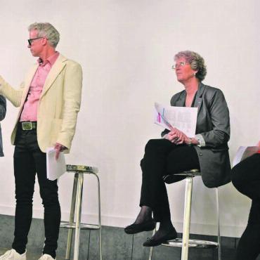Emotionen längst nicht abgeebbt - Die geplante Schliessung der Geburtenabteilung am Spital Muri bewegt nach wie vor – auch die Podiumsteilnehmenden in Boswil, von links: André Rotzetter, Moderator Pius Vogel, Franziska Stenico und Linda Meier. Bild: Annemarie Keusch