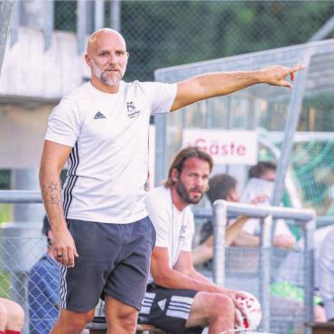 Fluch ist besiegt - FC-Muri-Trainer Luca Ferricchio und Co-Trainer Peach Lang (hinten) sind froh, dass man nach langen neun Monaten endlich wieder einen Sieg in der Meisterschaft einfahren konnte. Bild: hus