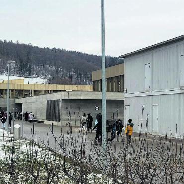 Neubau als Befreiungsschlag - Das Schulhaus Mühlematten (hinten) wurde 2017 in Betrieb genommen und ist bereits zu klein. Das Provisorium im Vordergrund muss auch bald weichen. Darum braucht es neuen Schulraum. Bild: Archiv
