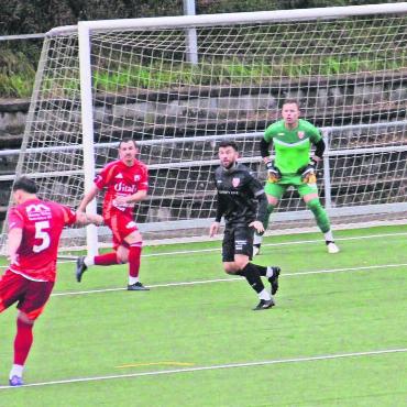 Nichts zu lachen für Muri - Eine der vielen guten Chancen für Muri zu Spielbeginn. Luigi Milicaj (Nummer 5) kann aus seinen zahlreichen Schüssen keinen Profit schlagen. Die Hereingaben des Routiniers finden auch keinen Abnehmer. Die Gäste sind effizienter und gewinnen am Ende. Bild: pf