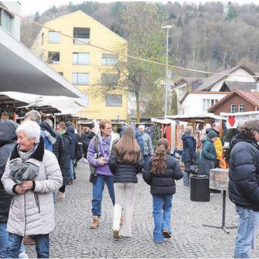 Dem Regen getrotzt - Da war es noch trocken und wurde gemütlich flaniert – doch kurz nach Mittag setzte dann der Regen ein. Bilder: Chregi Hansen