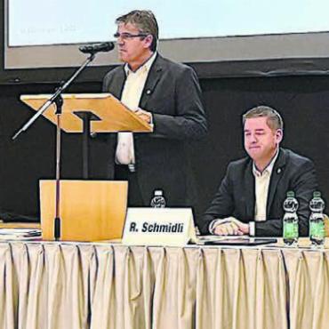 Erstmals wieder ein Minus - Der Gemeinderat Villmergen (hier an der letzten Gemeindeversammlung) ist trotz des kleinen Defizits grundsätzlich zufrieden mit dem Rechnungsabschluss. «Wir haben in den vergangenen Jahren Einsparungen erkannt und umgesetzt», betont Vizeammann Renato Sanvido (ganz rechts). Bild: Archiv