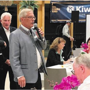 «Power-Übergabe» in Bremgarten - Walter Stäger (in der Mitte in Grau) wird «Lieutenant Governor» der Division 12 – also des Kantons Aargau – für das Vereinsjahr 2025/2026. Zum dritten Mal stellt der Kiwanis Club Bremgarten-Reusstal damit den regionalen Ansprechspartner für alle lokalen Kiwanis-Clubs. 
Bild: gum