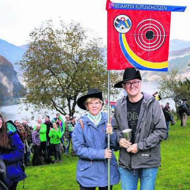 Das Historischste von allen - Rolf Furrer mit Siegerbecher und Alice Schenkel mit Standarte. Bild: zg