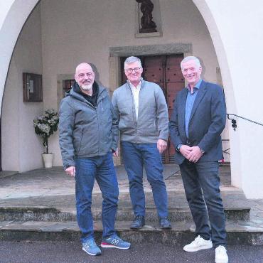 «Jetzt gehen wir vorwärts» - Der Stiftungsrat sieht es als Ziel, das Kleinod Emaus auch für zukünftige Generationen zu erhalten und in eine gute Zukunft zu führen. André Juchli, Martin Villiger und Daniel Stark (v. l.) sind froh, dass in der Stiftung nun etwas geht. Bild: Sabrina Salm