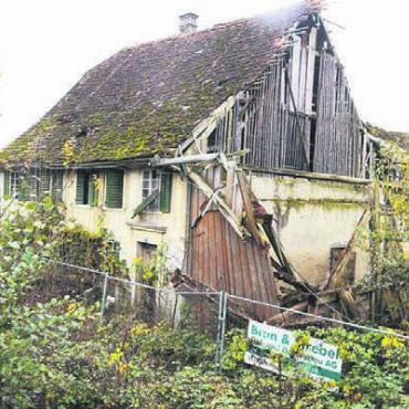 Jetzt soll es vorwärtsgehen - Das früher hier stehende Gebäude stand zwar unter Schutz, musste aber aus Sicherheitsgründen abgebrochen werden. Ein Teil der Überbauung soll nun zumindest die Typologie des verschwundenen Hauses aufnehmen.