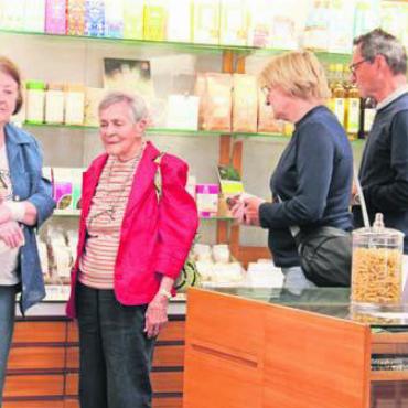 Fairness in vielen Belangen - Die zahlreichen Ladenbesucher liessen sich von den Produkten des Claro-Ladens überzeugen. Bild: mo