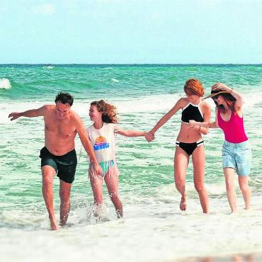 Erinnerungen an eigene Jugend - Vermeintliche Idylle am griechischen Strand – in der Patchwork-Familie kriselt es gewaltig. Lisa Brühlmann führte nicht nur Regie, sondern schrieb auch die Geschichte und spielte die Mutter. Für die Rolle des Vaters konnte sie Carlos Leal gewinnen. Die Töchter werden von Paula Rappaport (rechts) und Malou Mösli gespielt. Bilder: zg/Archiv