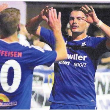 Einseitiges Derby-Duell - Dreifachtorschütze Maurice Burger (rechts) jubelt mit Fabian Stutz, der zwei von Burgers drei Treffern eingeleitet hat.
