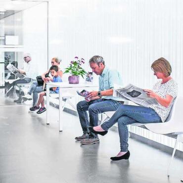 Transparente Wartezeiten - Künftig soll der Wartebereich der Notfallpraxis weniger belegt sein. Dank dem Ticketsystem sollen Wartezeiten minimiert werden. Bild: zg