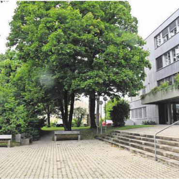 Einzig die SVP hat Vorbehalte - Der Modulbau sollte voraussichtlich links vom Gemeindehaus realisiert werden. Bild: dm