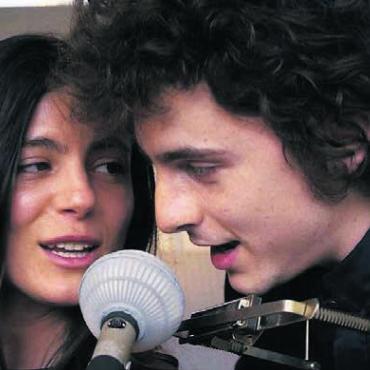 Hochstapler und Höhenflüge - «A Complete Unknown» verspricht viel Musik von Bob Dylan, aber auch Joan Baez. Bild: zg