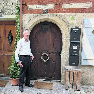 Ein besonderes Kinderparadies - Hier an der Schenkgasse 7 ist Heinz Koch aufgewachsen. Im Haus seiner Grossmutter lebten drei Generationen Seite an Seite. Trotz den engen Verhältnissen und einigen Entbehrungen ist ihm seine Kindheit hier als grosses Glück in Erinnerung geblieben.