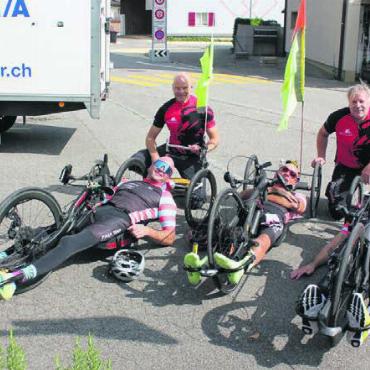 Das Abenteuer Camargue beginnt - Der Paracycler Cornel Villiger (links im Handbike) begleitet die Gruppe. Organisiert wurde die Veloreise von seinem Bruder Simon Villiger (links hinten) und Martin Erne (rechts hinten).