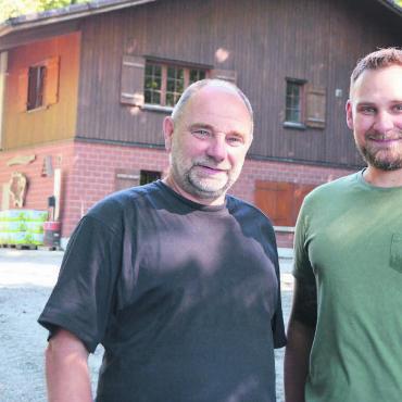 Der Vater übergibt dem Sohn - Urs Meyer und sein Sohn und Nachfolger Silvan Meyer vor dem Forstwerkhof des Forstbetriebs Lindenberg in Sarmenstorf. Bild: Annemarie Keusch