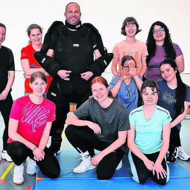Für den Fall der Fälle - Auch sie machten mit: Claude Hasler mit Schülerinnen der Kantonsschule Wohlen. Bilder: pd