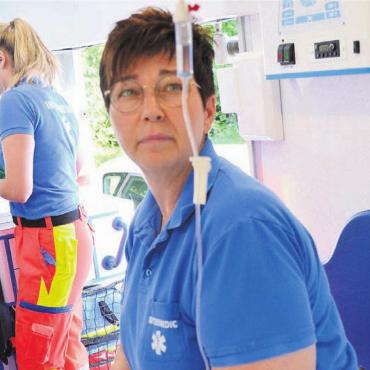 Mit Blaulicht durch das Freiamt - Rettungssanitäterin Edith Bienz (rechts) prüft, ob alle Anschlüsse an die Patientin halten.