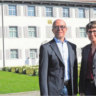 Um die Fassade zu wahren - Stiftungsratspräsident Röbi Barrer und Geschäftsführerin Cindy Mäder vor dem Singisenflügel – bald soll auch dieser aussen renoviert werden. Bild: Annemarie Keusch
