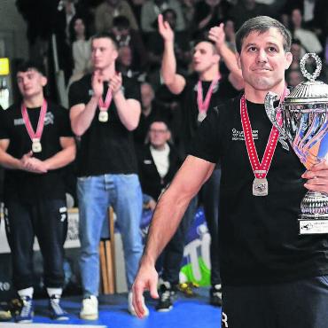 «De Pasci esch de Bescht» - Pascal Strebel mit dem Pokal für den 2. Platz. Er freut sich über das Erreichte und sieht das Verdienst dafür bei allen Mitgliedern des Vereins. Bild: Alexander Wagner