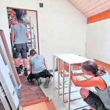 Unterstützung mit Hand und Herz - Beim Ausbau des Wohnhauses gab es viel zu tun für die Dottiker Gäste.