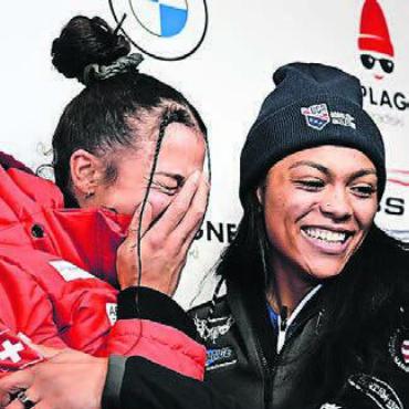 Freudentränen und Babyglück - Melanie Hasler (2. Platz) jubelt mit Kaysha Love aus den USA, die mit Start- und Streckenrekord gewinnt.