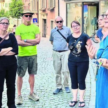 Bremgarten hat eine neue Stadtführerin - Zuvor hatte sie eine Gruppe mit einem spannenden Rundgang durch Bremgarten beglückt. Bild: zg