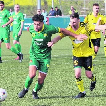 Erster Nuller der Rückrunde - In der Vorwoche gegen Gränichen waren Leonardo Nascimento (links) und der FC Mutschellen gegen Gränichen noch siegreich. Gegen die zweite Mannschaft des FC Baden gab es jetzt nichts zu holen. Bild: Astrid Moser