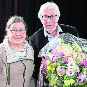 Zum Wohle aller - Präsident Pitsch Isler erachtet es als Privileg, Vorstandsmitglied Hélène Klemm nach jahrelanger Zusammenarbeit zu verabschieden. Bild: Monica Rast