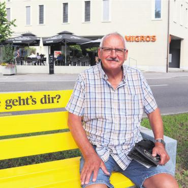 Miteinander ins Gespräch kommen - «Wie geht’s dir?»: Die Kampagne der Stiftung Pro Mente Sana steht hinter der Bänkli-Aktion. Der frühere «Jägerstübli»-Wirt Markus Horat findet es gut, dass es auf dem Dorfplatz eine weitere Sitzgelegenheit gibt.