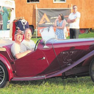 «Es ist einfach nur schön» - Strahlen um die Wette: Der MG TC 1947 und Fahrer Dieter Burkhalter und Beifahrer Fabian Huwiler.