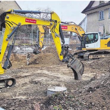 Bezug noch dieses Jahr geplant - Das alte Gebäude ist weg, jetzt wird der Aushub erstellt. In zwei Wochen lädt die Pfadi Wohlen zum offiziellen Spatenstich. Bild: chh