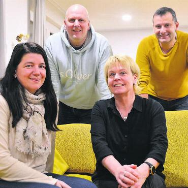 Zeigen, dass das Dorf lebt - Sie sind bemüht, dass im Dorf noch mehr Leben einkehrt – die Mitglieder der Kulturkommission, von links: Dominique Hoffmann, Stephan Amstad, Lucia Keusch und Marc Evangelista. Bild: Annemarie Keusch