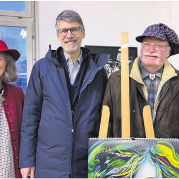 Kunstraum feierlich eröffnet - Strahlende Gesichter: (v.l.) Verena Schütz, Robert Keller, Carl-W. Röhrig und Hedy Baudenbacher, Gewinnerin das von Röhrig geschaffenen Jahreskalender.