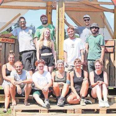 Schwitzen für einen schönen Event - Das Stoppelfäld-OK und weitere Helfer sind fleissig mit dem Aufbau beschäftigt. Bild: jl