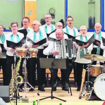 Mit Schwung und Freude - Die Mitglieder des gemischten Chors Rudolfstetten-Friedlisberg unterhielten die rund 160 Personen an ihrem Neujahrskonzert bestens. Bild: zg