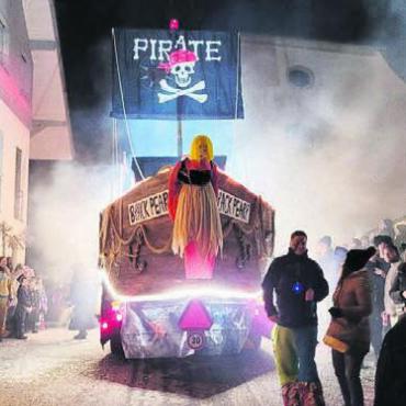 Höhenflug statt Tauchgang - Mehrere Piratenschiffe suchten sich ihren Weg durch die engen Gassen.