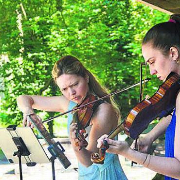 Über die Kultur im Austausch - Die Violinistinnen Anna Schultsz (links) und Julia Schuller haben mit virtuosen Duetten begeistert.