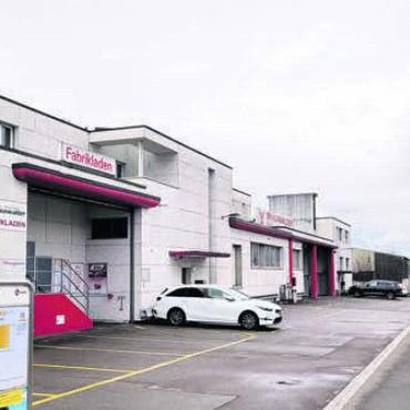 Ende mit Schrecken - Muss jetzt die Haltestelle umbenannt werden? Die O. Braunwalder AG musste den Betrieb einstellen, nur der Laden ist noch offen. Bild: chh