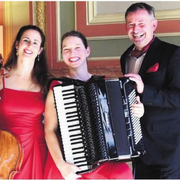 Ein musikalisches Fest - Präsentieren einen musikalischen Zoo (von links): Daniela Roos, Violoncello, Ina Callejas, Akkordeon, und Felix Bierich. Bild: pd