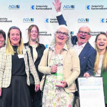 «Ein emotionaler Ritterschlag» - Mehr als die Hälfte der Mitarbeitenden war an der Preisverleihung anwesend: Das Wagner-Team feierte den grossen Erfolg ausgiebig. Bilder: pd