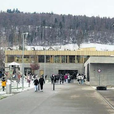 Damit es genug Platz für alle hat - Das Schulhaus Mühlematten (hinten) ist bereits zu klein, das Provisorium rechts hat das Ende der Lebensdauer erreicht. Jetzt wird gehandelt. Bild: chh