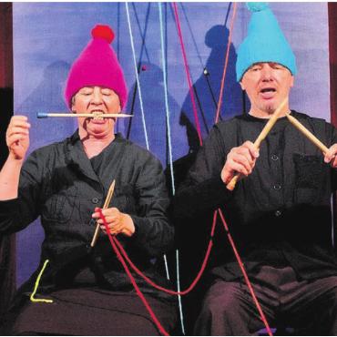 Am Schnürchen - Silvia Roos und Stefan Roos Humbel spielen wie Kinder und können es nicht lassen, alles zu animieren, was ihnen in die Finger kommt. Bild: pd